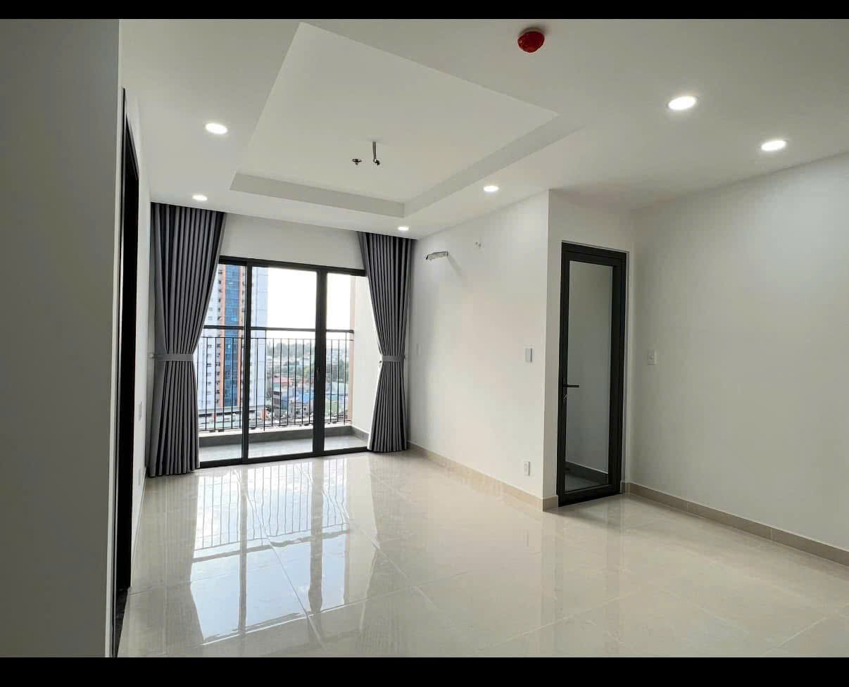 Phòng khách khi nhận bàn giao dự án Phú Đông Sky Garden
