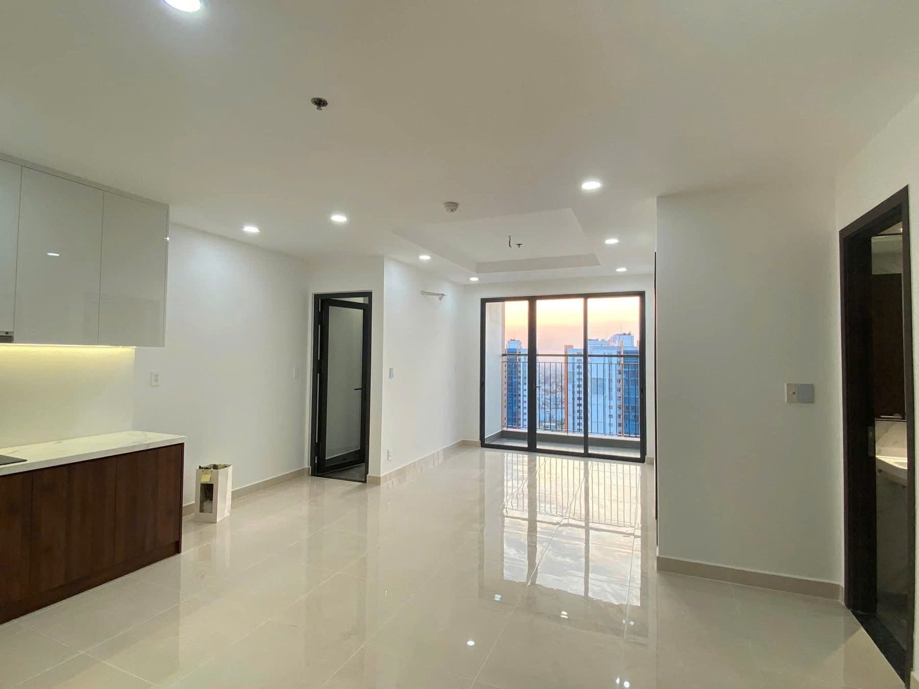 Phòng khách khi nhận bàn giao dự án Phú Đông Sky Garden
